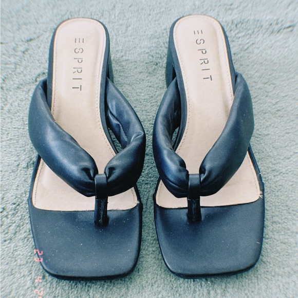 Puffy thong sandal - Picture 1 of 6